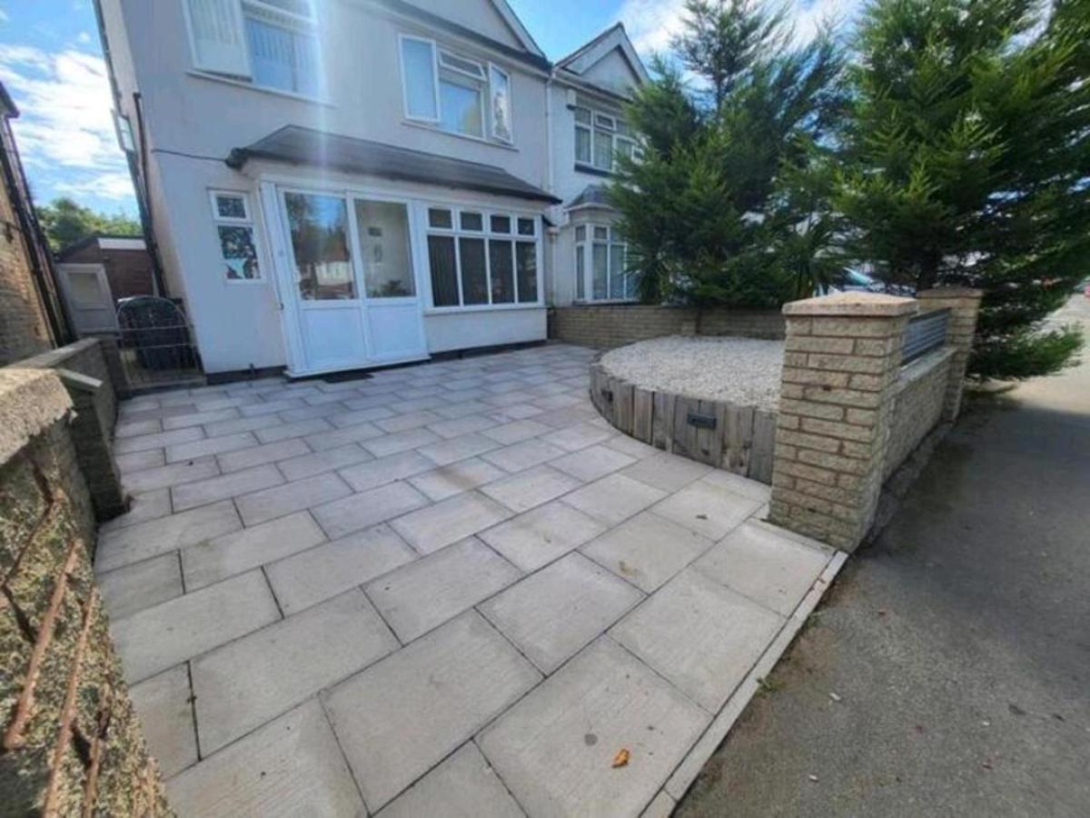 Birmingham Blissful Apartment With 2 Bedrooms ภายนอก รูปภาพ
