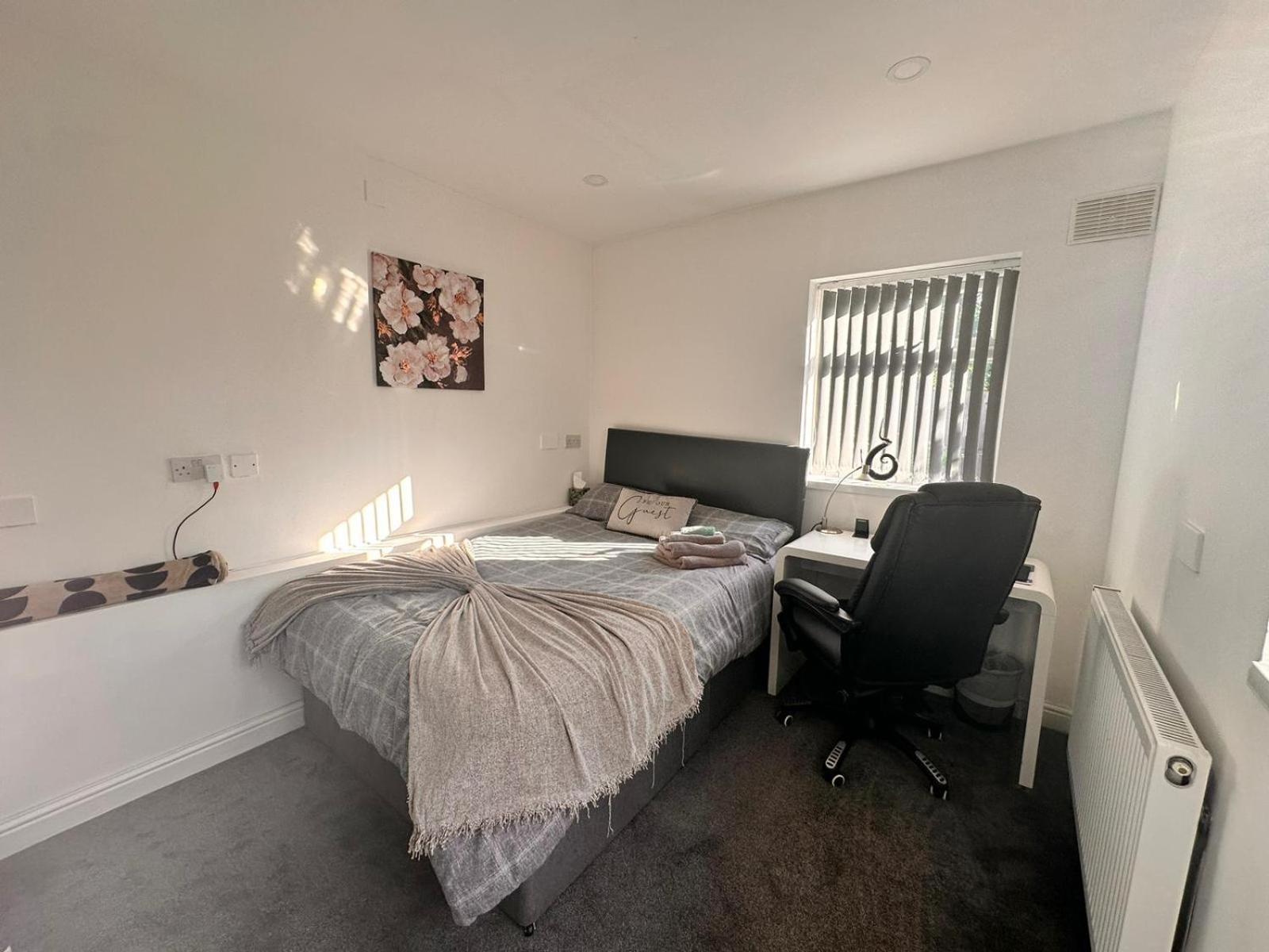 Birmingham Blissful Apartment With 2 Bedrooms ภายนอก รูปภาพ